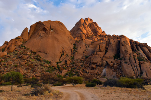 i-am-wilderness:The Spitzkoppe rises 700 m (2,300 ft) straight up from the floor of Namib Desert bel