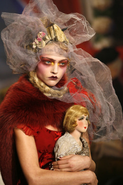 whore-for-couture:  vogue-is-viral:  fashion—victime:Sasha Pivovarova for John Galliano Fall/Winter 2007  Haute Couture blog :)