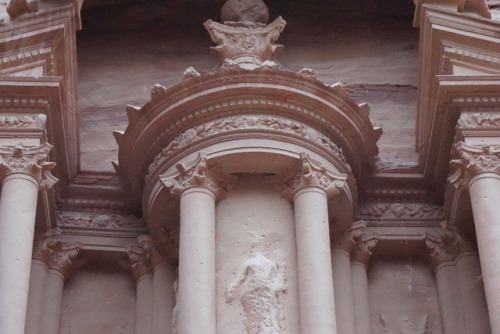 Monday’s picture: a view of Al-Khazneh, the treasury of Petra (Jordan). Estimated reading