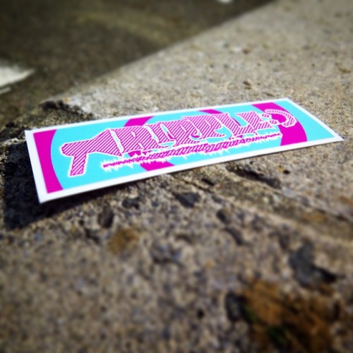 kazoo-favorite:rippleステッカーあります！1枚/300円也。貼った写真をSNSにあげてもらえばデジタル万引きしてブログに使います！そして動画出撃率も上がります（´౿`）ぜひお願いし