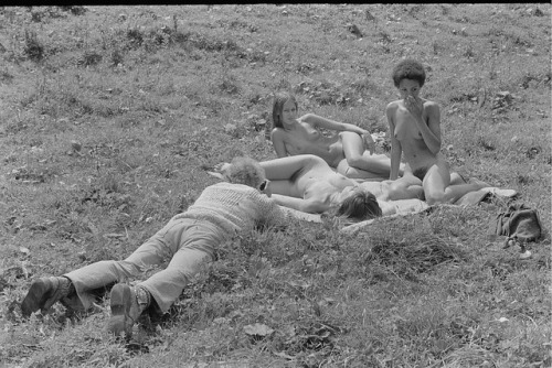 Čičmany. Akt-Pleinair 1980. Günter Rössler fotografiert drei junge Frauen | Rössing, Renate (Fotogra