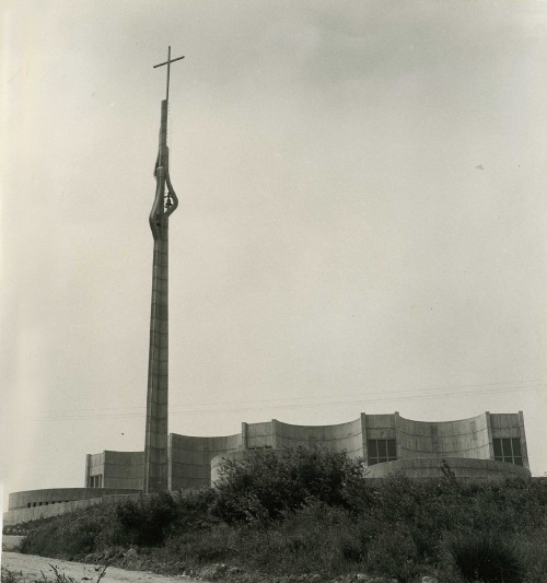 Iglesia de Santa Cruz, Oleiros, Miguel Fisac, 1966-68