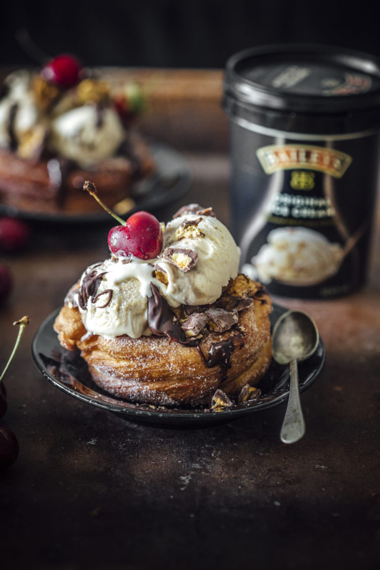 dessertdeliciousness:Churro Bowls with Bailey’s Ice Cream