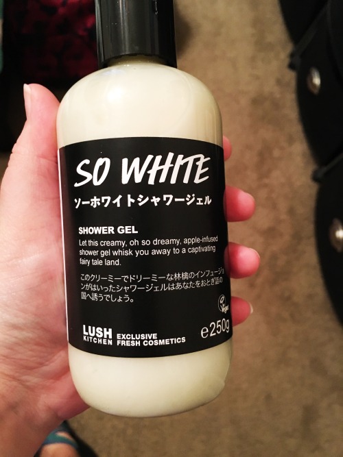 I was also lucky enough to buy this So White shower gel from someone for a bargain!! It&rsquo;s 