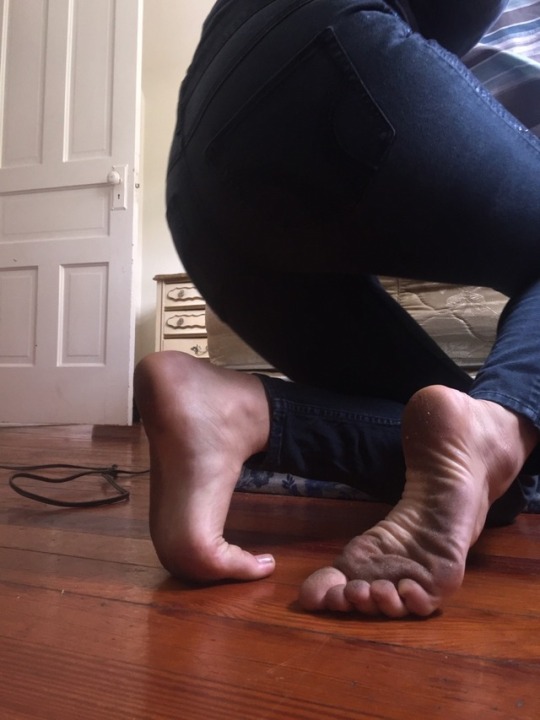 prettyfeet1998:  Dirty feet are a no no!! I was running outside today barefoot! Shame on me.. now I need help cleaning them up ! 🤷🏽‍♂️😘😛   Dirty soles and toes are ❤️👣😍