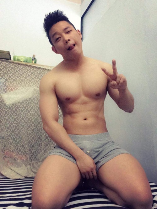 saigonboys:  Lương Tấn Phong - em bot gym mông 95cm body săn chắc, nói chuyện cực đáng yêu, chym nhỏ hấy hương mơ ước của các anh top Saigon đây :) fb: www.facebook.com/luongtan.phong.98