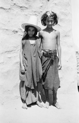 فتاة وصبي، جيزان. - 1946م.تصوير: ولفريد ثيسجر.Portrait of a girl and a boy. - 1946.A.CBy: Wilfred Th