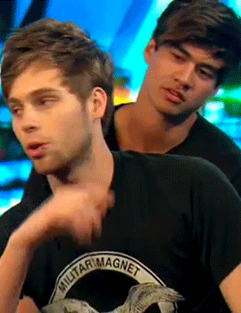 cutehoodings:You okay there calum? (✿◠‿◠)