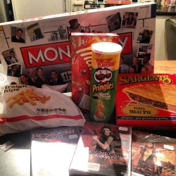 In for a good night with these homos @sireneyes_xo @corrine_destruction ! #pringles #merrypringles #residentevil #chippythechickensalt #wealsohavejimbeamandyoudont #ujelly?