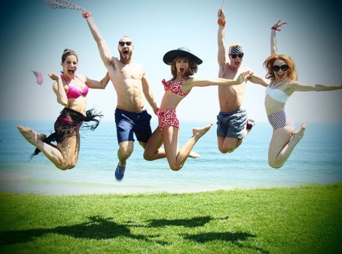 dancingtotaylorsbeat:Trying to mentally prepare for Taylor’s epic July 4th party pictures that will 