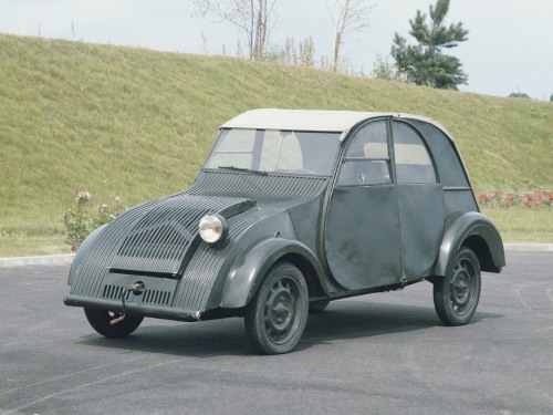 kimbergoat:bogleech:not-fun:fuckyeahconceptcarz:1939 Citroën 2CV PrototypeYOU KNOW TH