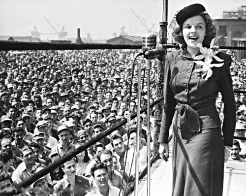 Judy Garland entertains the troops, 1944