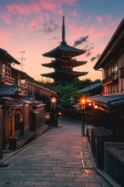 unboxingearth:  Yasaka Shrine, Kyoto, Japan