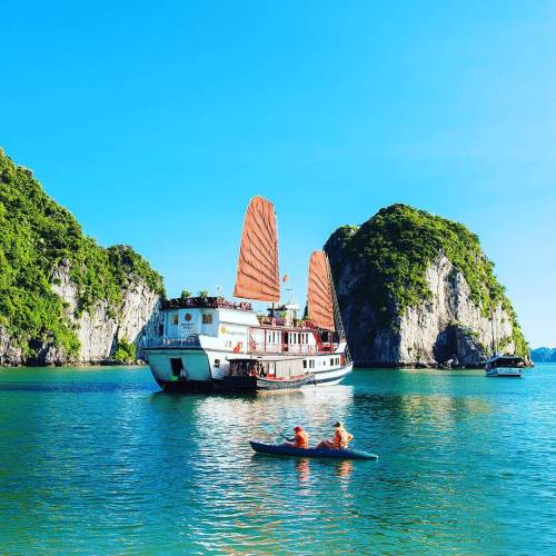 Halong Bay Cruises #VietnamTag #Legendtravelgroup #halong #bay #halongbaycruise #halongbay #cruiseha