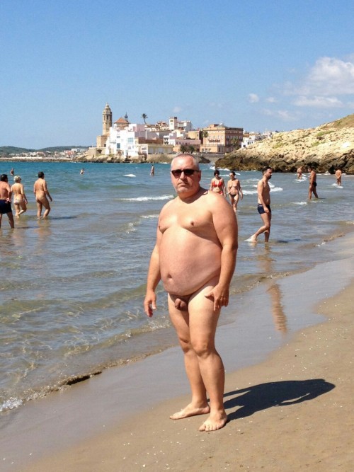nastybears:  Oh yes! Nasty bears are completely naked even outdoors!!!