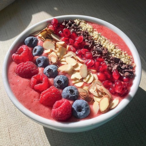 Happy fri(YAY)! Superfood #smoothiebowl with plenty of antioxidants (since it’s sniffle season) —&gt