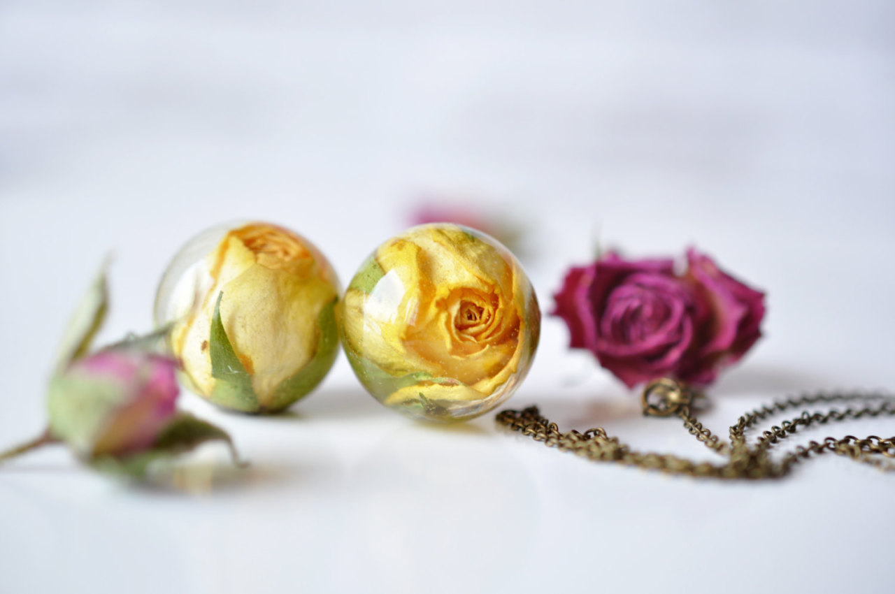 pomegranateandivy:  bestof-etsy:  Stunning Glass Bottle Encapsulated Rose Pendants