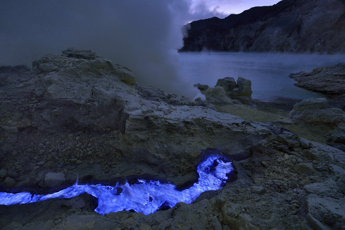 coolthingoftheday:  Indonesia’s Kawah Ijen is a volcano near East Java that erupts