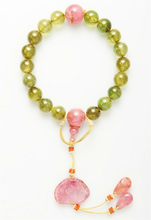 Buddhism jade beads of empresses in Qing dynasty collected by Palace Museum via 故宫博物院.