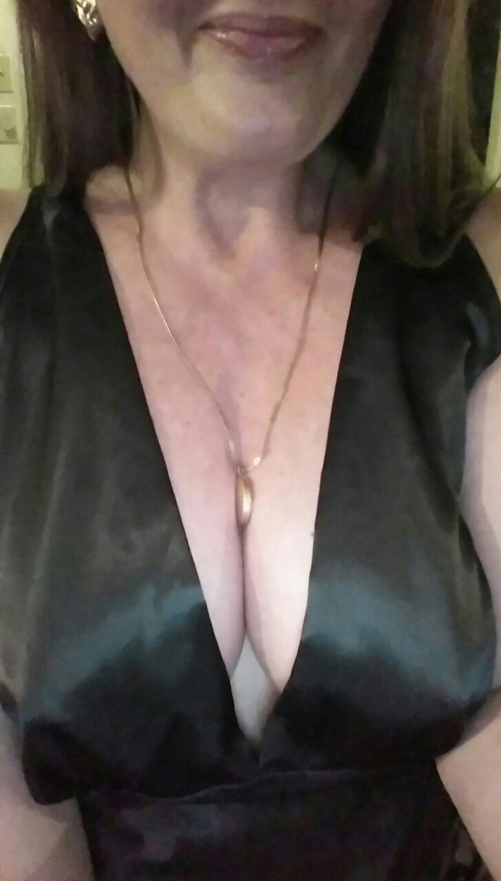 shyhousewife:  I feel very elegant in this black satin night gown.☝