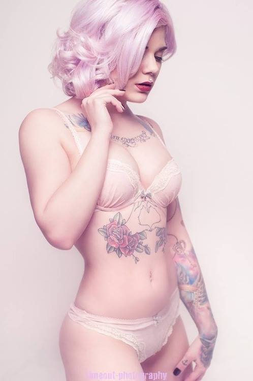 tattooedwomenarebeautiful:  Modèle: Candy Cane 