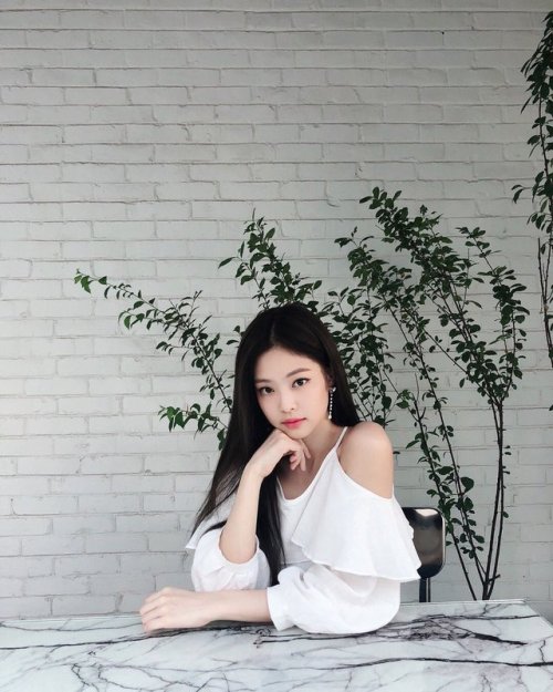 blackpinkofficial:[IG] 180620 jennierubyjane: feeling extra lovely today