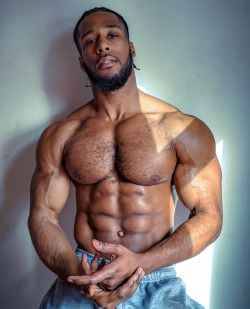 sjcollegeboi:  dappereroticsexy:    stacked, brotha, damn…