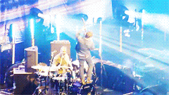 damonalbarn:  Damon takes a tumble during Beetlebum [x] 