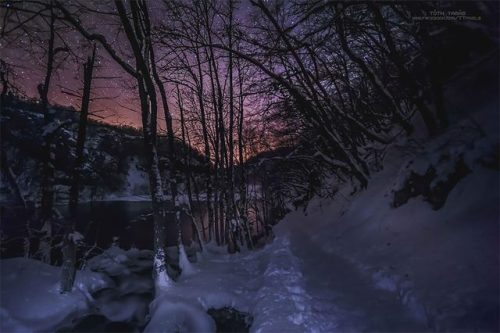 hotteaandoranges: bobbycaputo:    Budapest-Based Photographer Tamas Toth Captured Croatian Plitvice Lakes As They Turned Into A Frozen Fairytale    Splendor. 