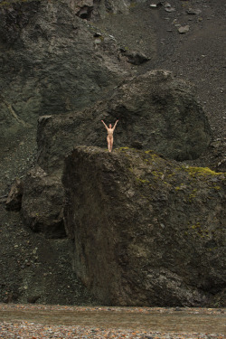 theresnoplacelikeyourmouth:    Nicole Vaunt // by Rod Cadenza // from the Arctic Nude workshop in Iceland   