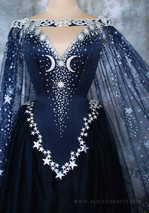 piercedghostbabe:  feysanddreams:Feyre’s wedding gown, this is too perfect  Wow