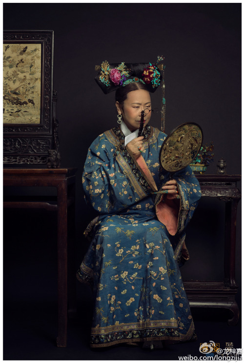 kimonodream: fuckyeahchinesefashion: Authentic Qing dynasty fashion by 龙梓嘉. Clothes,jewelry, furnitu