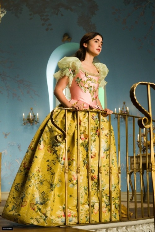 costumeloverz71 - Snow White’s (Lily Collins) Yellow & pink...