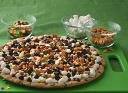 sweetnessdelight:  Thanksgiving Cookie Pizza