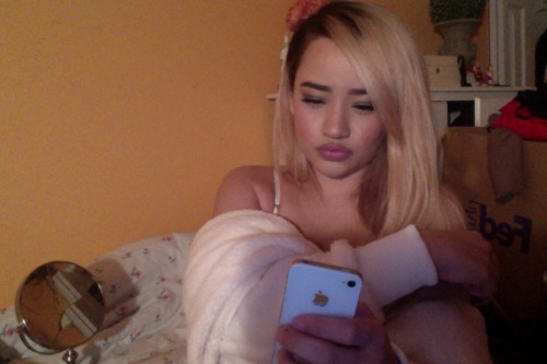 yungwifey: 2 selfies at the same damn time