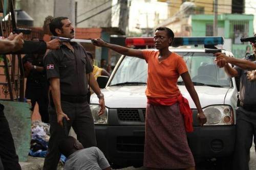 huyenae:  -imaginarythoughts-:  blackpoemusic:  Exercising power.Even if you lose.Liberate your right to be. Photo: Domicanan Republic  This is the hardest picture I’ve seen   She’s protecting her son while he got a pistol aimed on his head