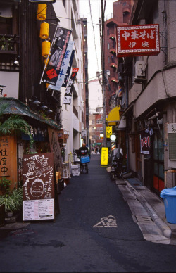 japan-overload:   街の隅，神保町 by Kinhaku  