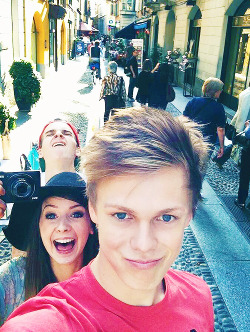 zozeebo:  @Caspar_Lee: Do Suggs not drugs.