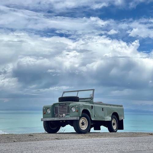lordfreemanofficial:landroverphotoalbum:The best beach front property, a topless 109 Series IIIBy @n