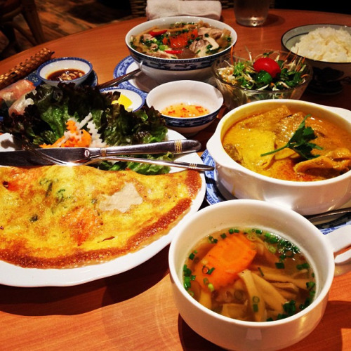 ボービアー ベトナム風お好み焼き 鶏肉春雨スープ ベトナム風チキンカレー 生野菜 ライス スープ なんかスープにやたらメンマ入ってて何でメンマなんだよ？と思ってネットで調べたら、ベトナムのスープにメン