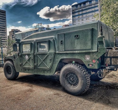  Vehicles on set of The Last of Us in downtown Calgarysue_dothingsalways | Instagram 