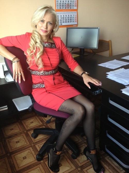 hotdressedwomen:  Found while surfing the net…