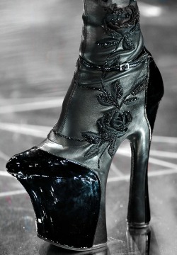 130186:  Alexander McQueen Fall 2009