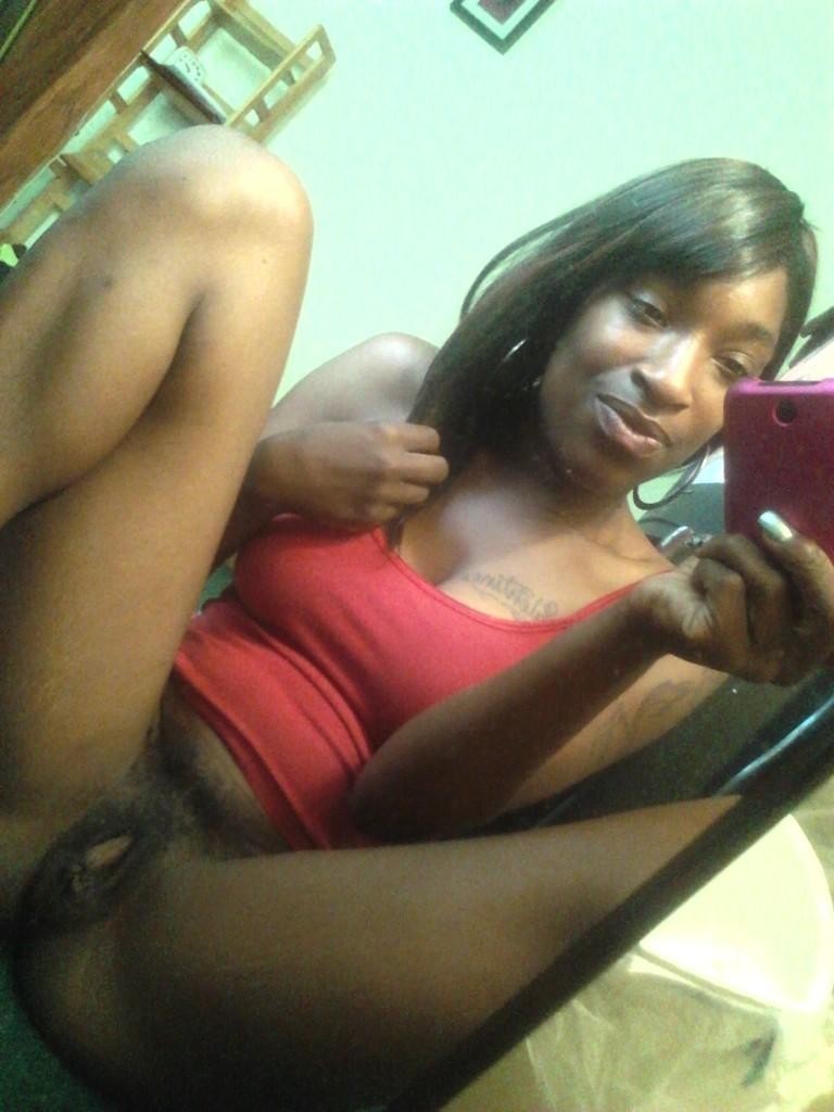 ebony-ghetto-babes:  Trade pics with Aaliyah!  Go to her profile!