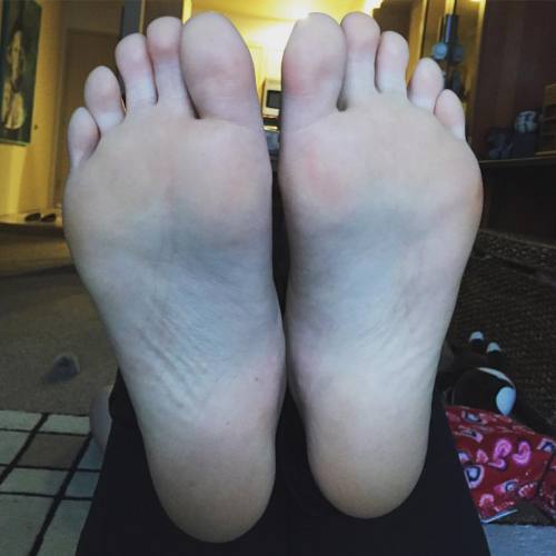 misssynnthetic: Soles!!!! #footmodel #footworshipping #footfetishnation #barefoot #barefeet #footpor