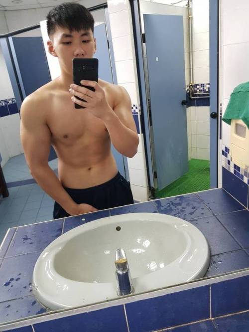 randomsgboy98: publicfungay1069: asiancandyboyz: jackd-myx:Doug, 22 btm boy from SG. So my type!!很可以