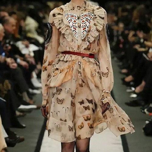 Outfit trends
Fashionstyle
Flowy dress, small but repetitive print. Also tights taking the darkest color of your outfit will create an effect of continuity under layers.
#givenchy #givenchyfall #fall2014 #pretaporter #butterflies #dressy...