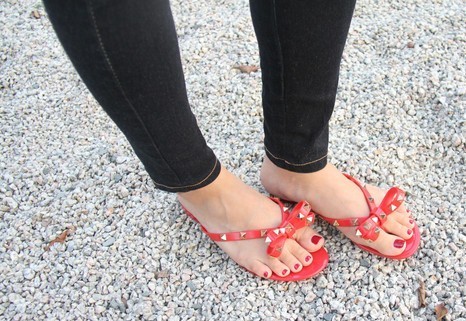 femalefeetonly: mesmerizingfeet:  Colourful jelly flip-flops.  helloooo