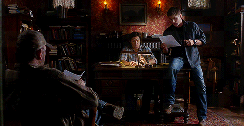 frozen-delight:SPN Parallels: Dean sitting on the table Sam’s sitting at