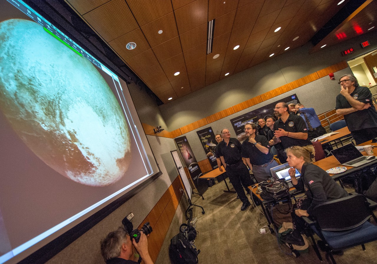 HOLA PLUTÓN! La nave New Horizons de la NASA llegó a su punto más cercano con Plutón este martes, convirtiéndose en la primera de la historia en sobrevolar el planeta enano. El hombre ya completó la gesta de explorar todo el sistema solar, de...